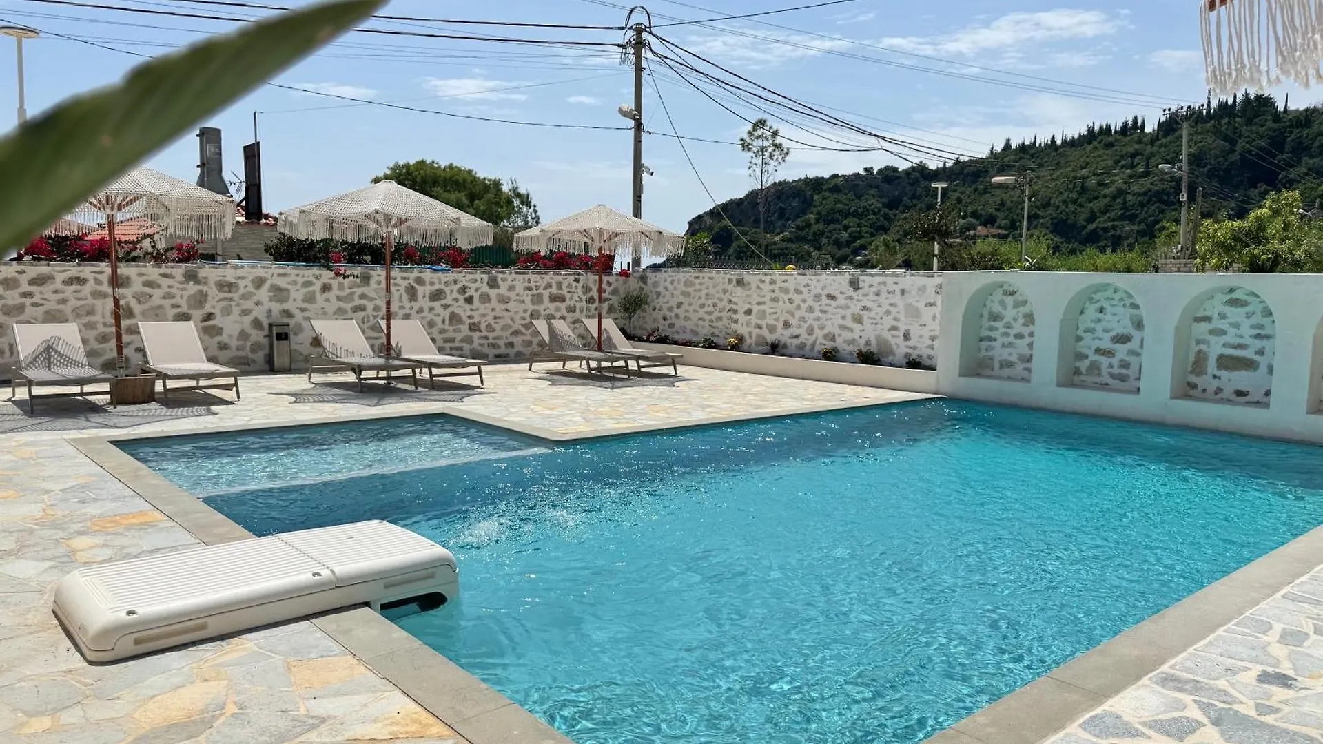 Dimitri Hotel Himare